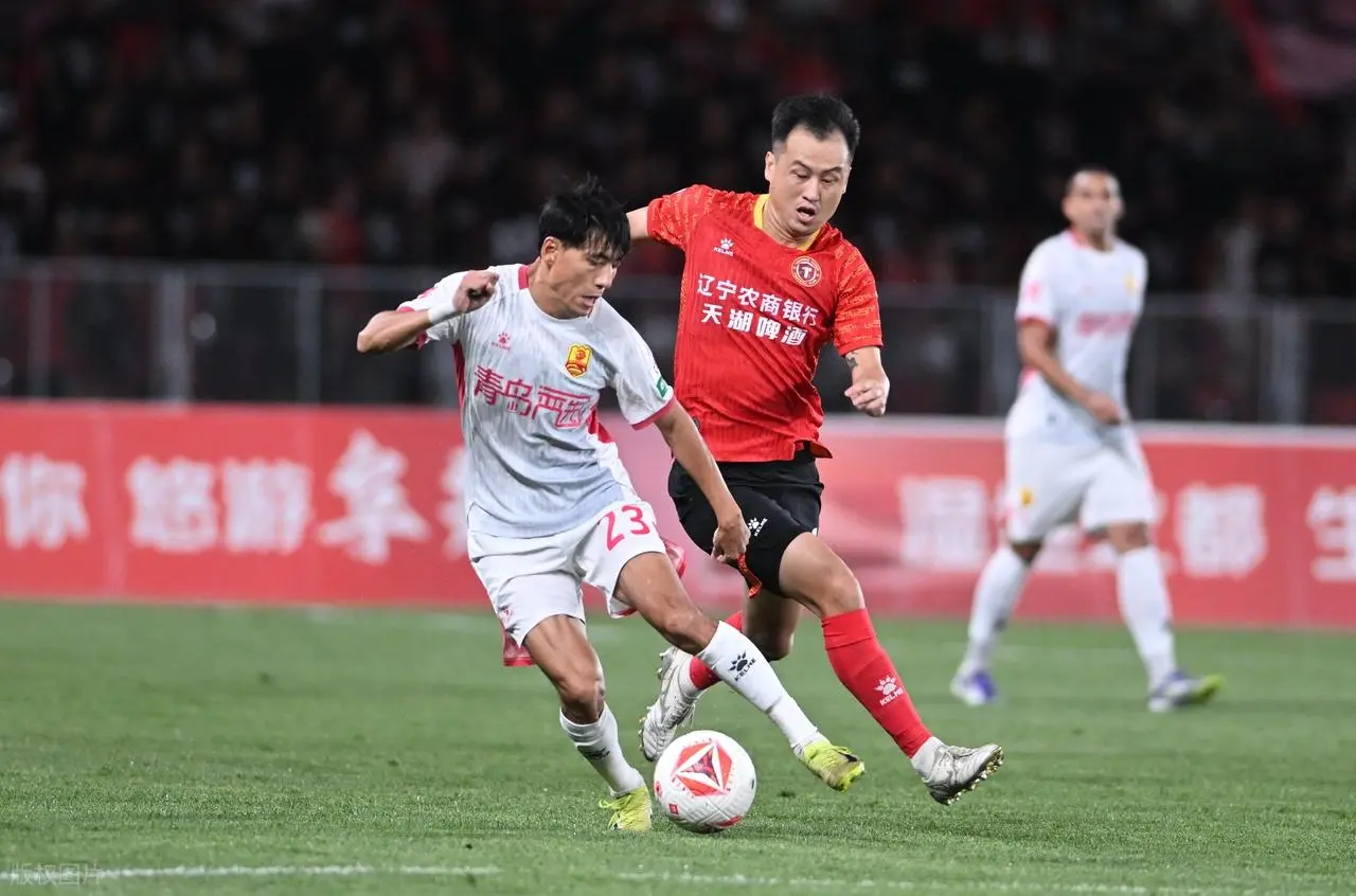 比赛开场仅, 尼奥主罚点, 传中到禁区 比赛开场仅, 尼奥主罚点, 传中到禁区