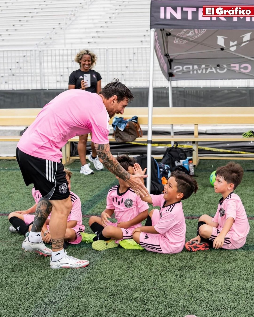 事出场, 哥老虎队, 名并合影